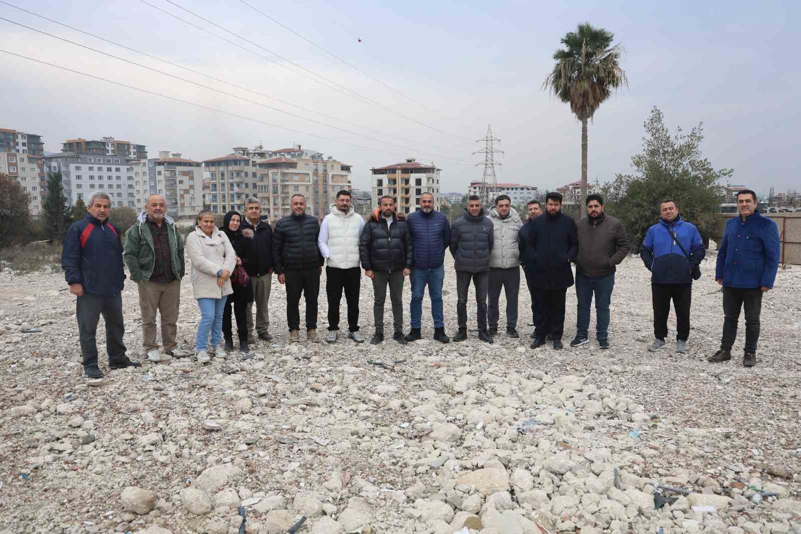 ‘Biz anlaşıp yapamadık ama yaparsa devletimiz yapar’ diyen site sakinleri, yuvalarından geriye kalan boş arazinin rezerv alanına alınmasını istiyorlar 10 biz anlasip yapamadik ama yaparsa devletimiz yapar diyen site sakinleri yuvalarindan geriye kalan bos rNe9VsMd