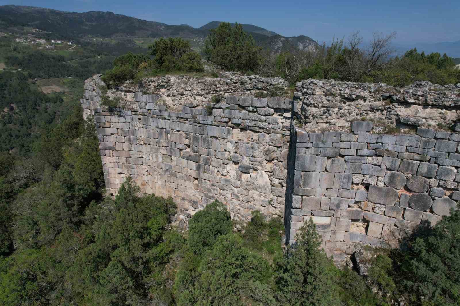 bizans doneminde savunma kalesiydi simdi definecilerin meskeni oldu 2