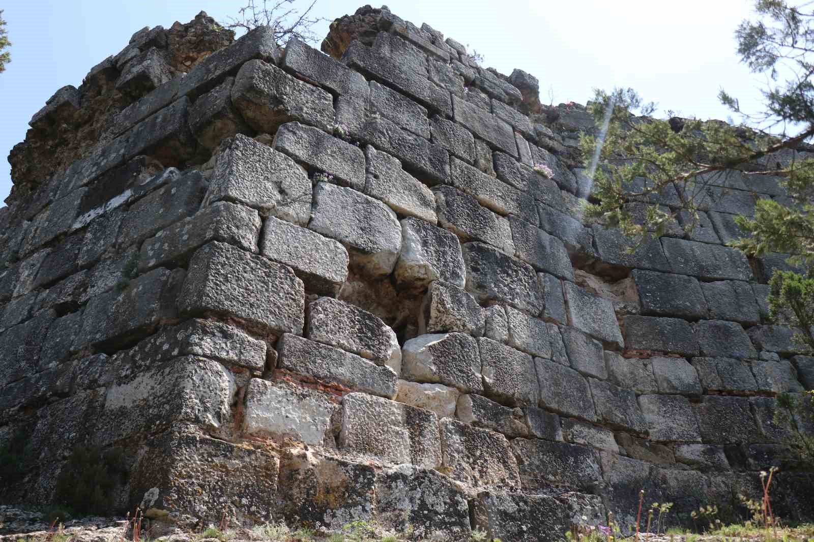 bizans doneminde savunma kalesiydi simdi definecilerin meskeni oldu 3 zeSFFjud