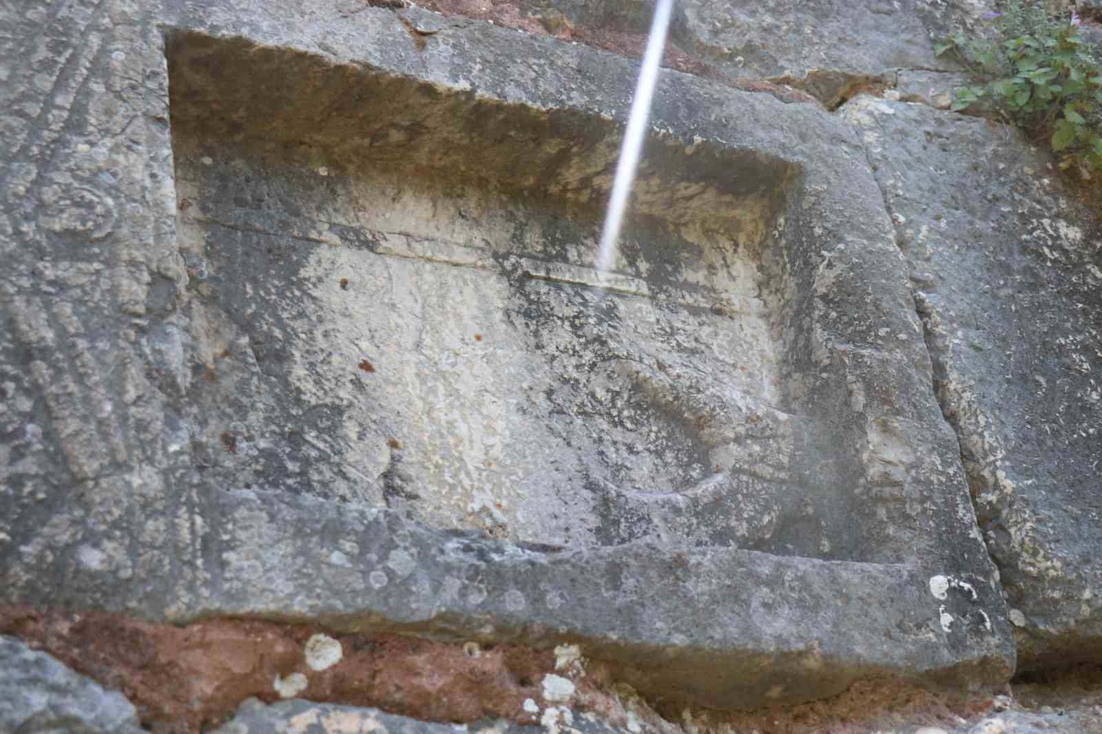 bizans doneminde savunma kalesiydi simdi definecilerin meskeni oldu 5 6GYqgSzW