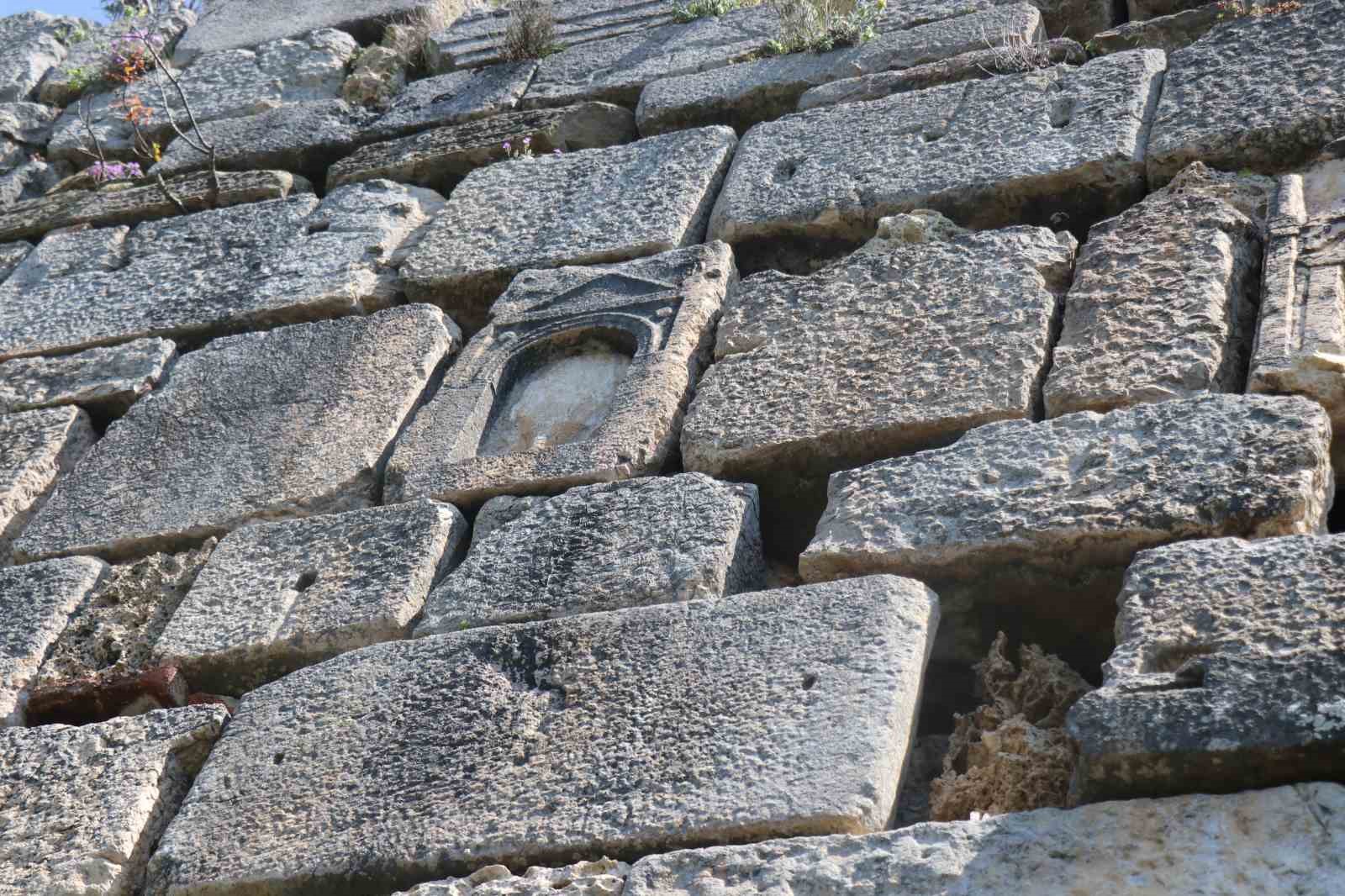 bizans doneminde savunma kalesiydi simdi definecilerin meskeni oldu 6