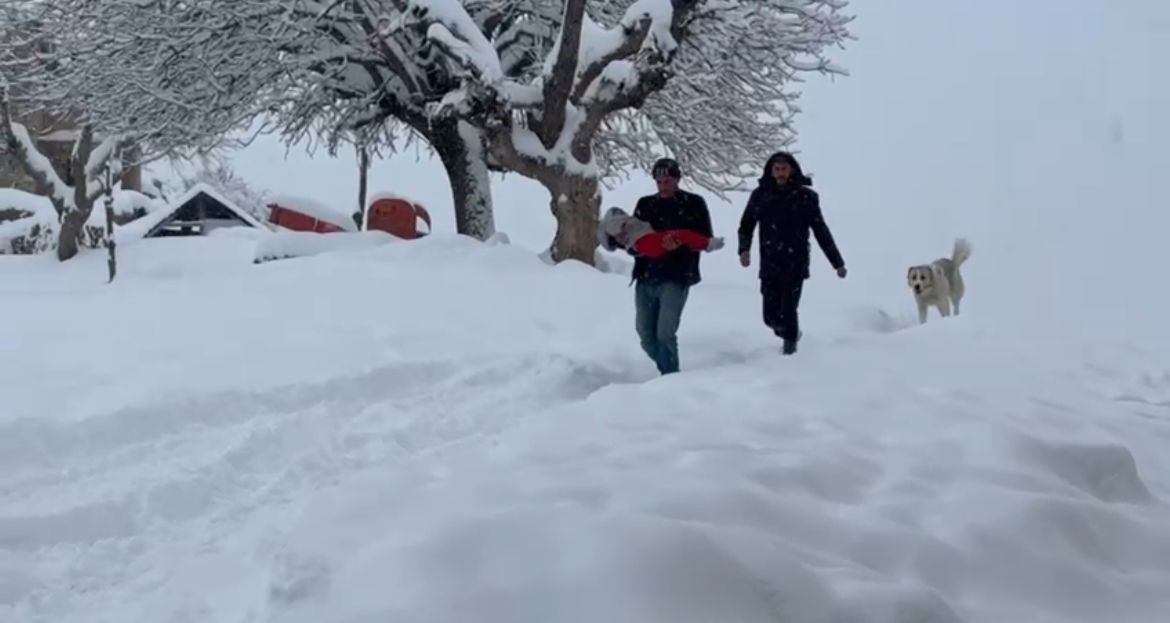 Böbrek rahatsızlığı olan 3 yaşındaki çocuk ambulansa ulaştırıldı 5 bobrek rahatsizligi olan 3 yasindaki cocuk ambulansa ulastirildi 1 FH38Am3H