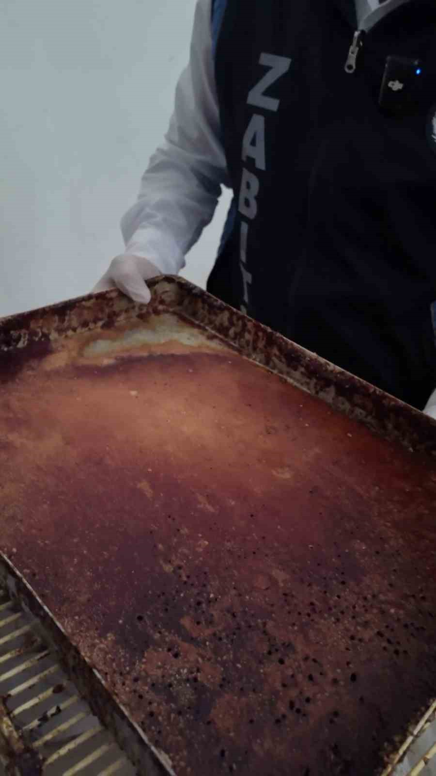 boceklerin ve sigara izmaritlerinin yerlerde gezdigi firinda mide bulandiran goruntuler ortaya cikti 0 JBjThnnO