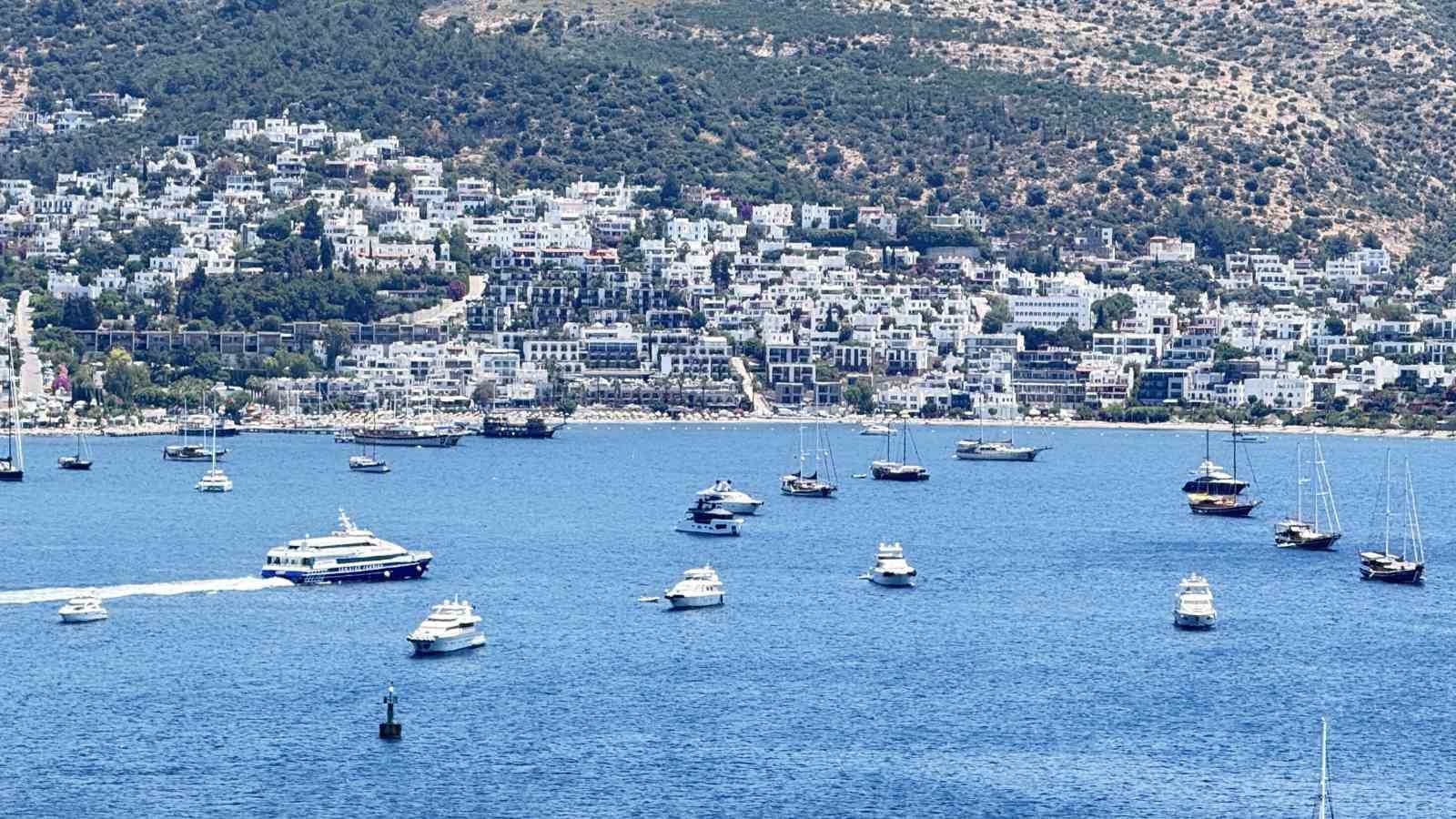 Bodrum koylarında yat kuşatması: Sezon açıldı, denizde yoğunluk başladı 5 bodrum koylarinda yat kusatmasi sezon acildi denizde yogunluk basladi 1 Shiza9N7