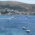 bodrum-koylarinda-yat-kusatmasi-sezon-acildi-denizde-yogunluk-basladi-mWFJuQ9z.jpg