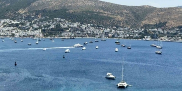 bodrum-koylarinda-yat-kusatmasi-sezon-acildi-denizde-yogunluk-basladi-mWFJuQ9z.jpg