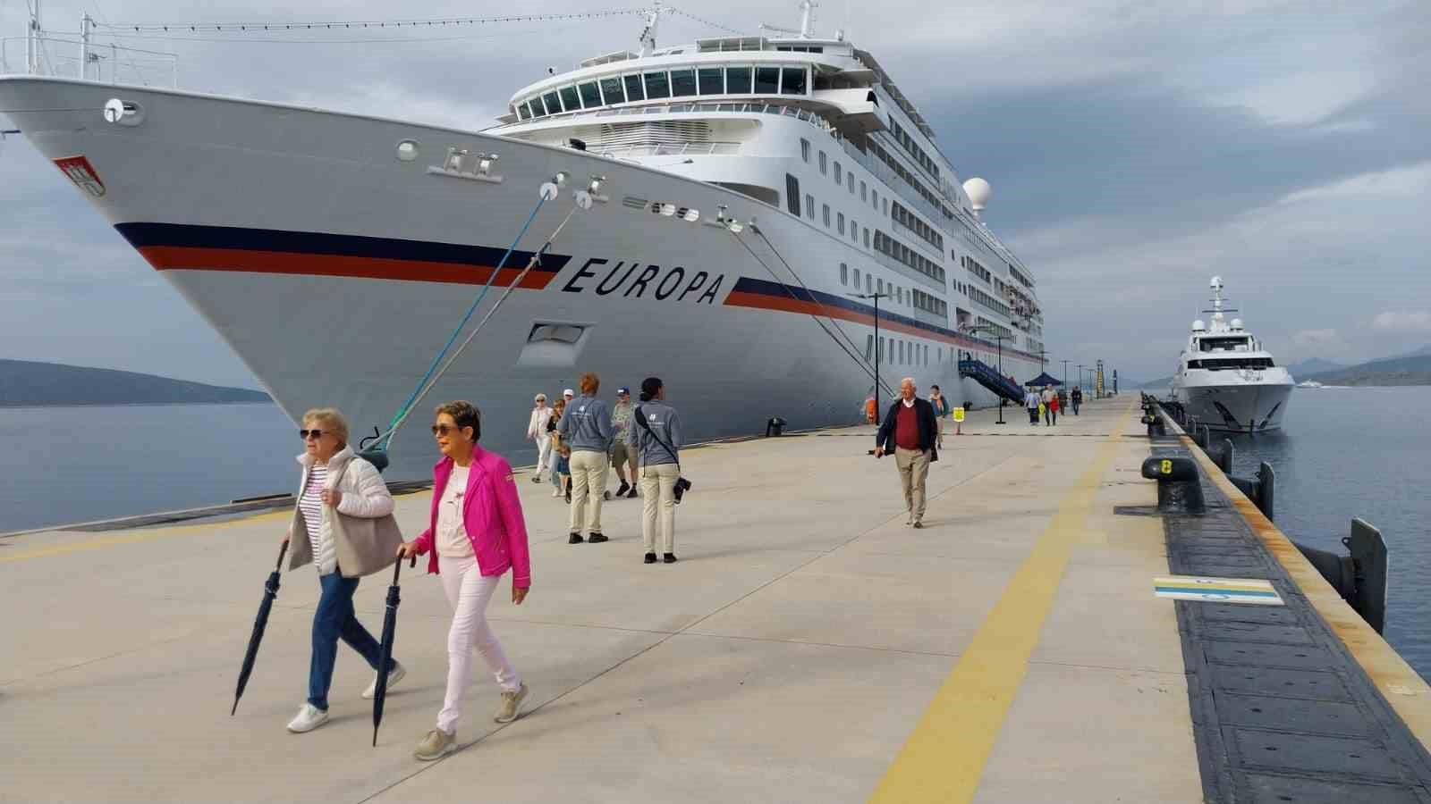 bodrum limaninda dev yolcu gemisi hareketliligi 357 turist ilceye ayak basti 2 UMqNVXLF