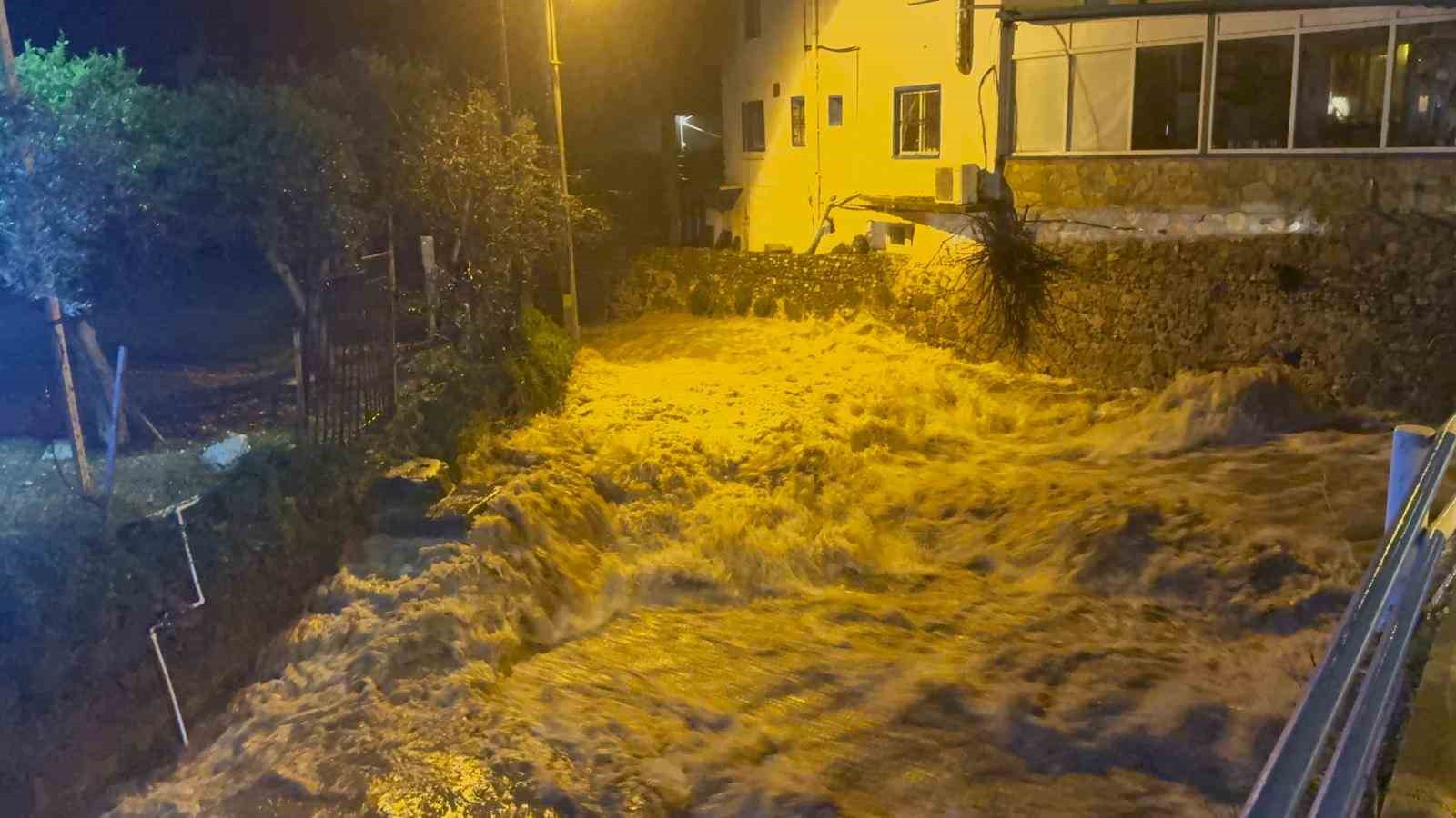 bodrum saganak yagisa teslim oldu yollar gole dondu evleri su basti 2