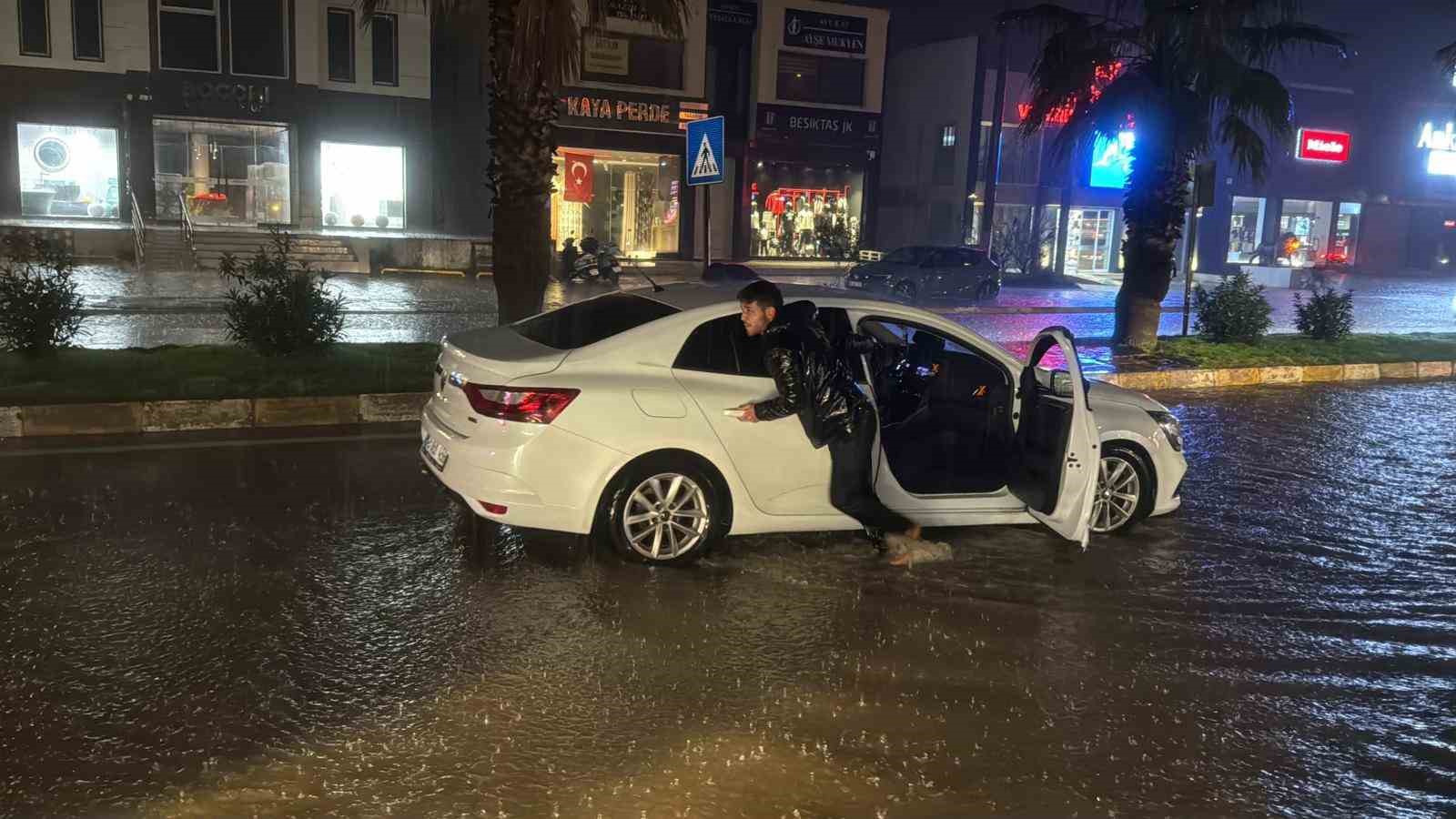 bodrum saganak yagisa teslim oldu yollar gole dondu evleri su basti 7 gXGFf27f