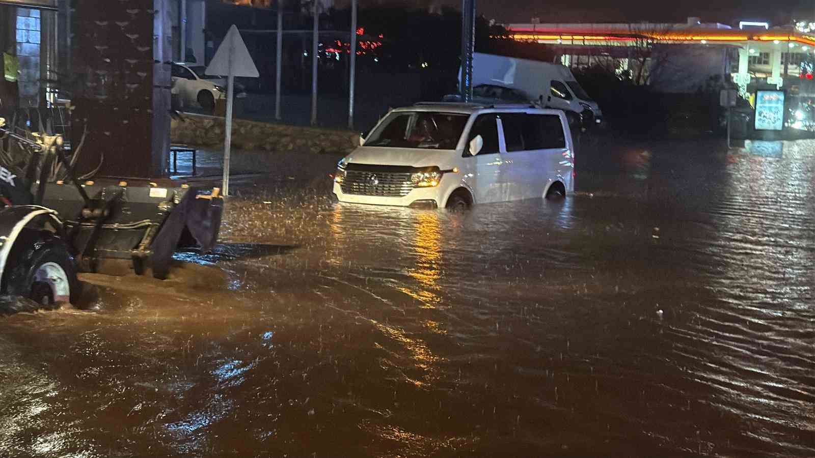 bodrum saganak yagisa teslim oldu yollar gole dondu evleri su basti 9 RTVfHCvt