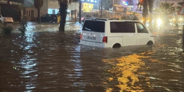 bodrum-saganak-yagisa-teslim-oldu-yollar-gole-dondu-evleri-su-basti-IAQSyMYV.jpg
