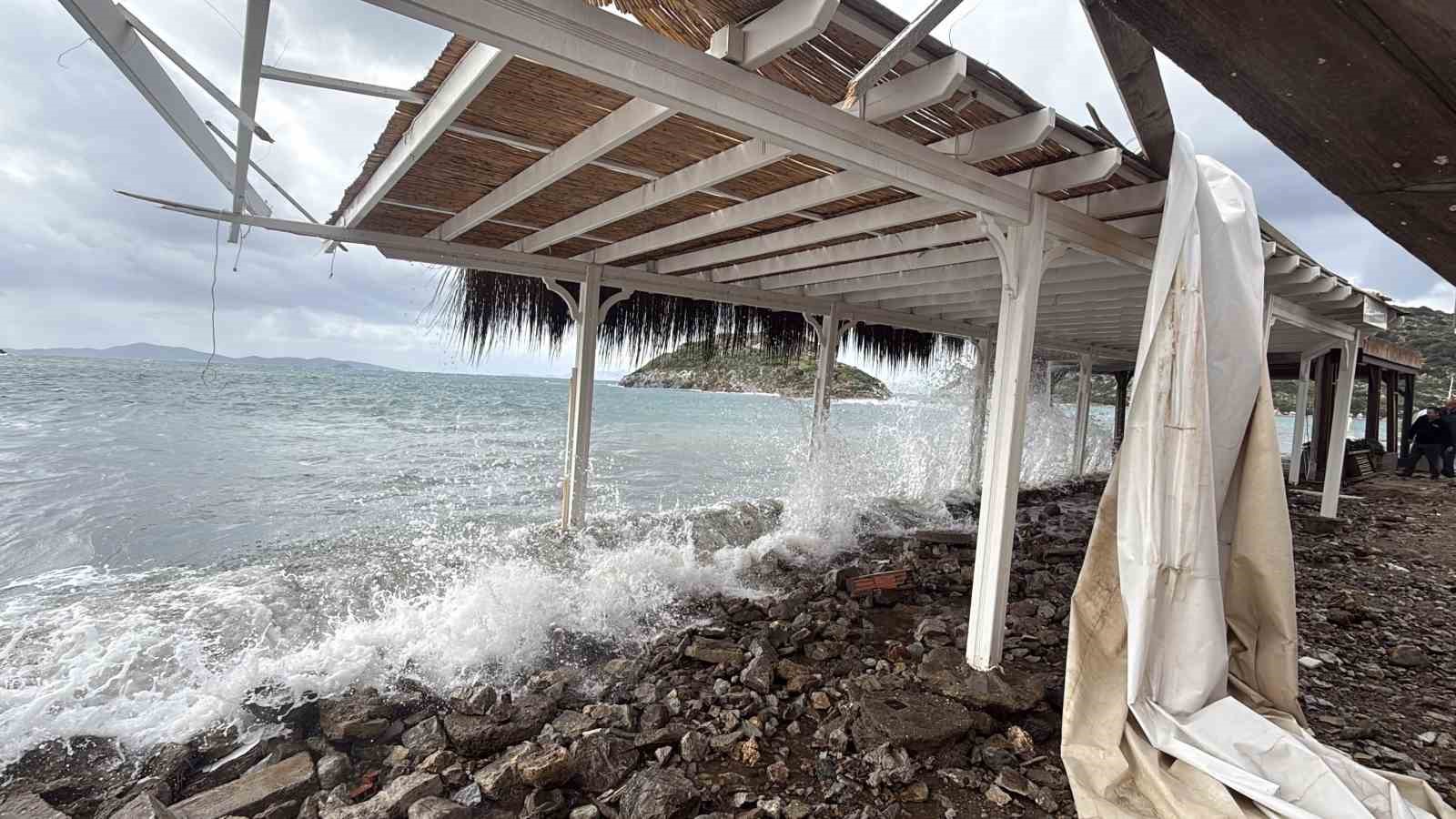bodrum sahili savas alanina dondu firtina isletmeleri yerle bir etti 0 g7CAR5dM