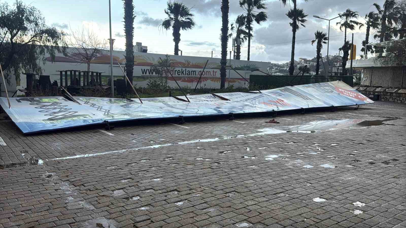 bodrum sahili savas alanina dondu firtina isletmeleri yerle bir etti 1 VTFdzQUR