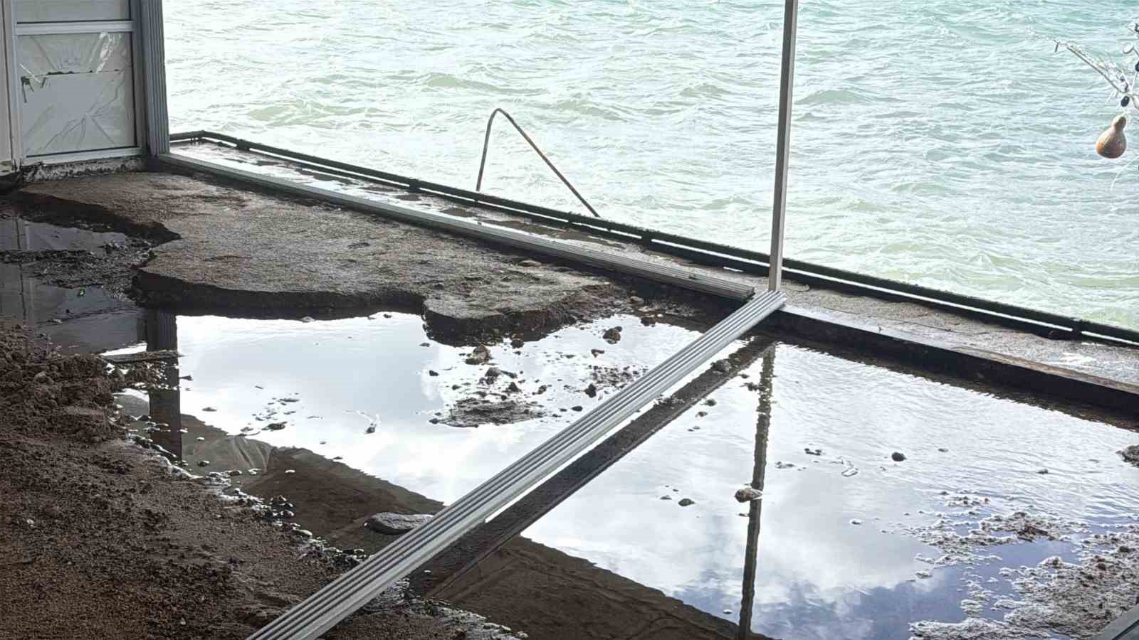 bodrum sahili savas alanina dondu firtina isletmeleri yerle bir etti 6 tD13aLUP