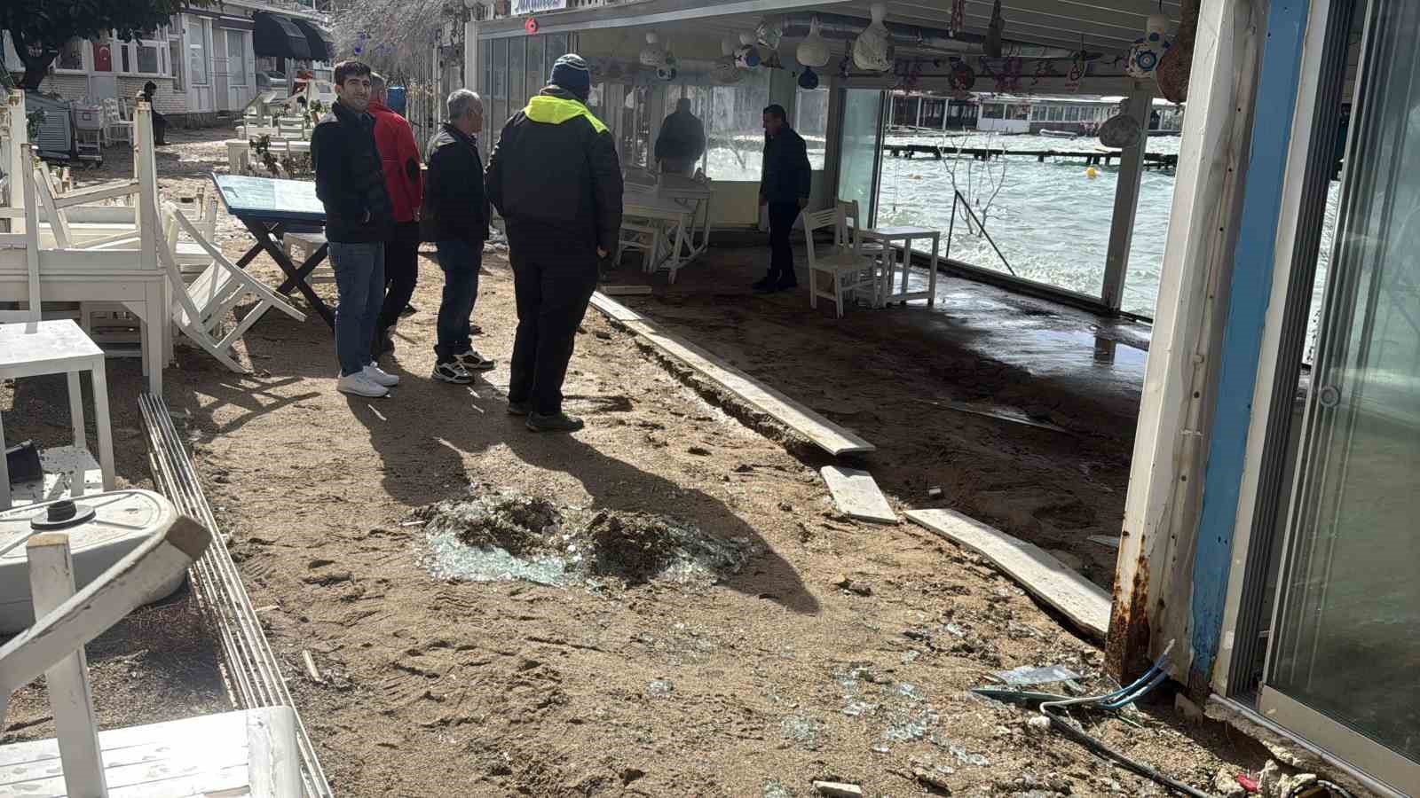 bodrum sahili savas alanina dondu firtina isletmeleri yerle bir etti 7 f58FYW7e
