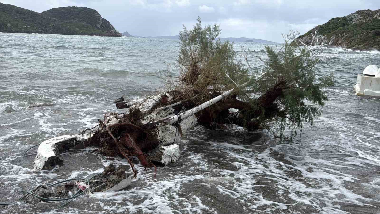 bodrum sahili savas alanina dondu firtina isletmeleri yerle bir etti 9 CuINiQ6y
