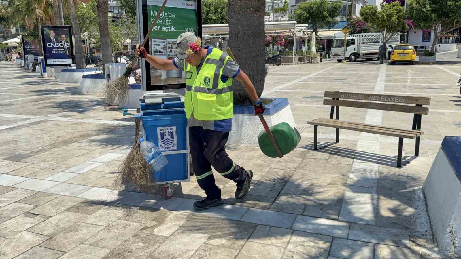 bodrum sokaklarini muzikle temizliyor 0 KOtCNfca