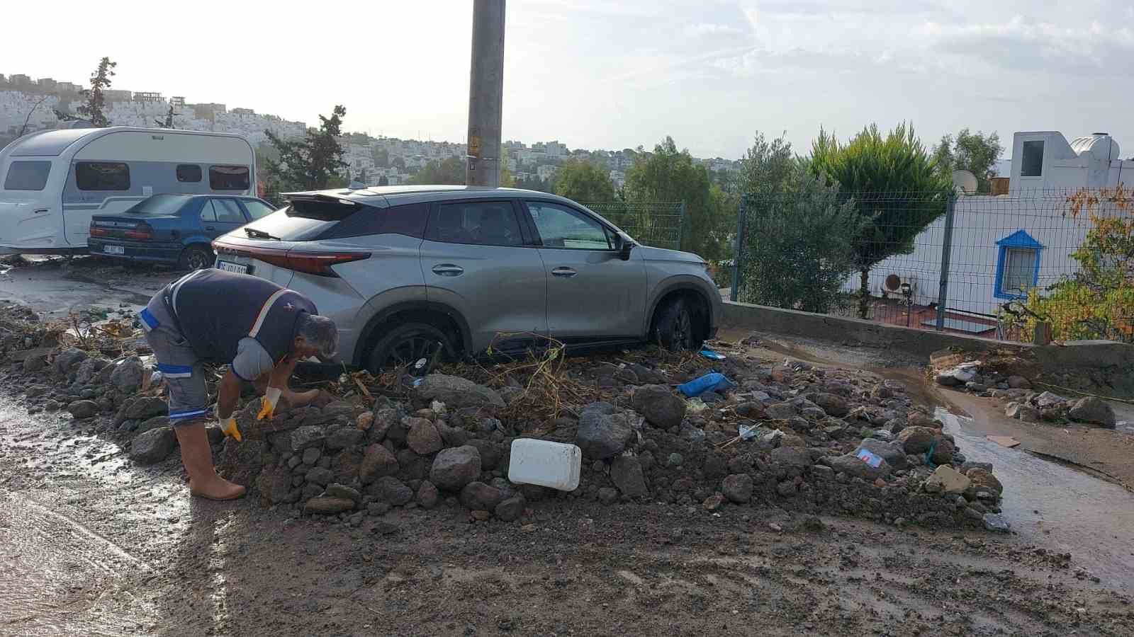Bodrum’da aynı gün iki manzara: Bir yanda taşkın, diğer yanda deniz keyfi 5 bodrumda ayni gun iki manzara bir yanda taskin diger yanda deniz keyfi 1 EzzhpqcA