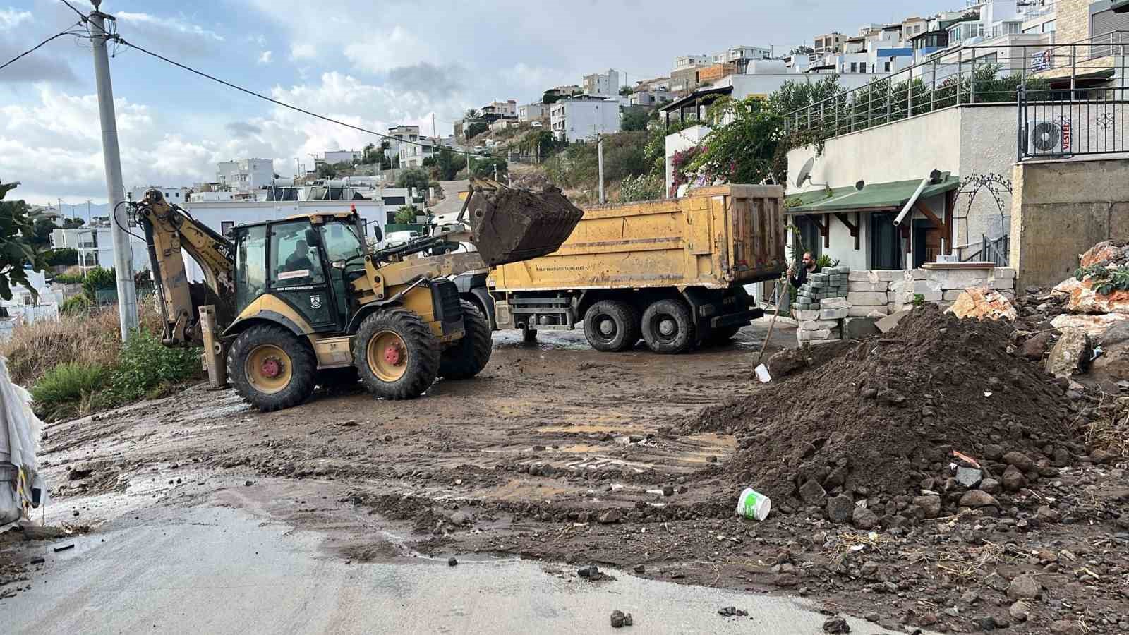 Bodrum’da aynı gün iki manzara: Bir yanda taşkın, diğer yanda deniz keyfi 12 bodrumda ayni gun iki manzara bir yanda taskin diger yanda deniz keyfi 8 PsjF45aR