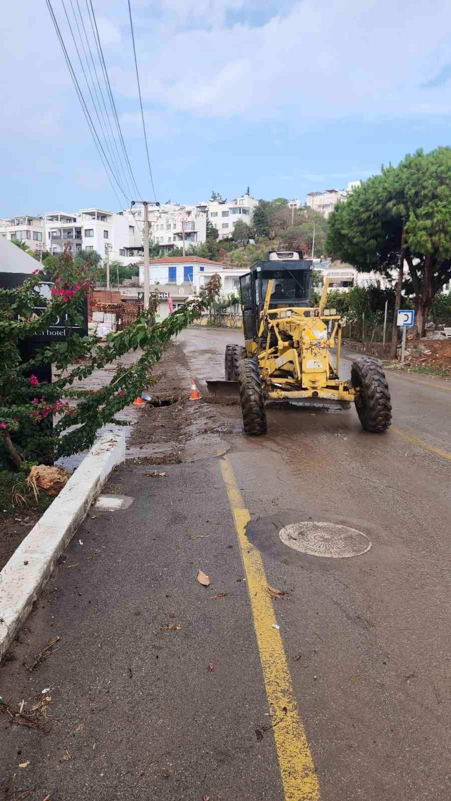 Bodrum’da aynı gün iki manzara: Bir yanda taşkın, diğer yanda deniz keyfi 13 bodrumda ayni gun iki manzara bir yanda taskin diger yanda deniz keyfi 9 BWaYOPbS