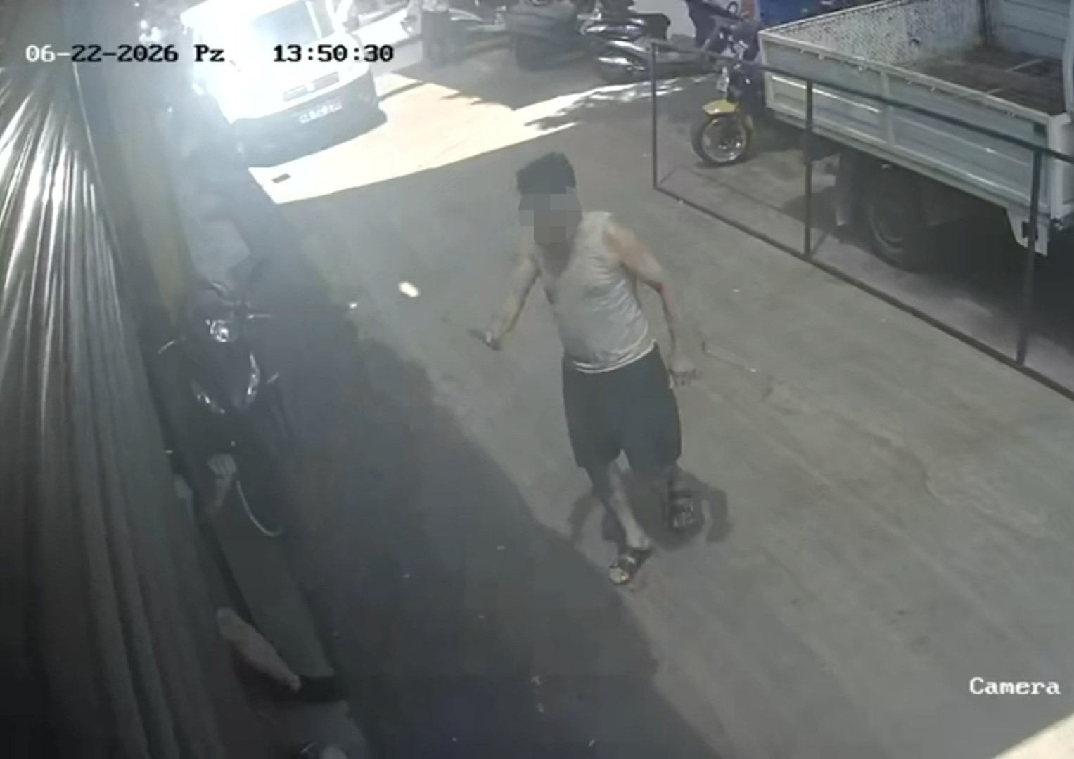 bodrumda bicakli saldirgan panigi 0 Vmdkcs2G