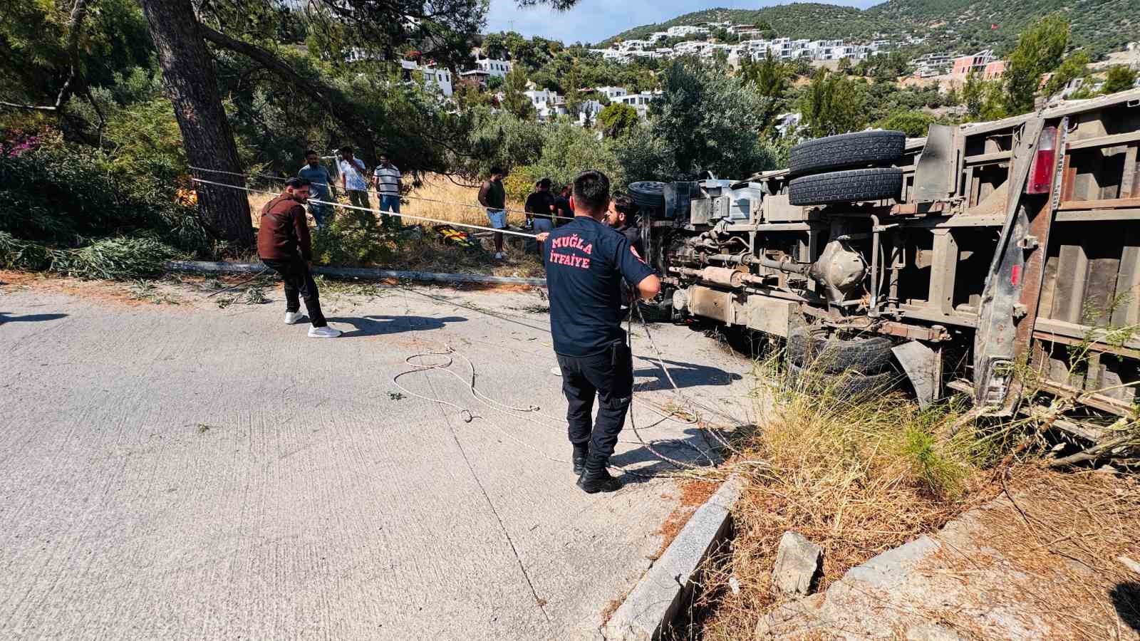 bodrumda devrilen kamyonda sikisan 3 kisi kurtarildi 0 7MYRgubj