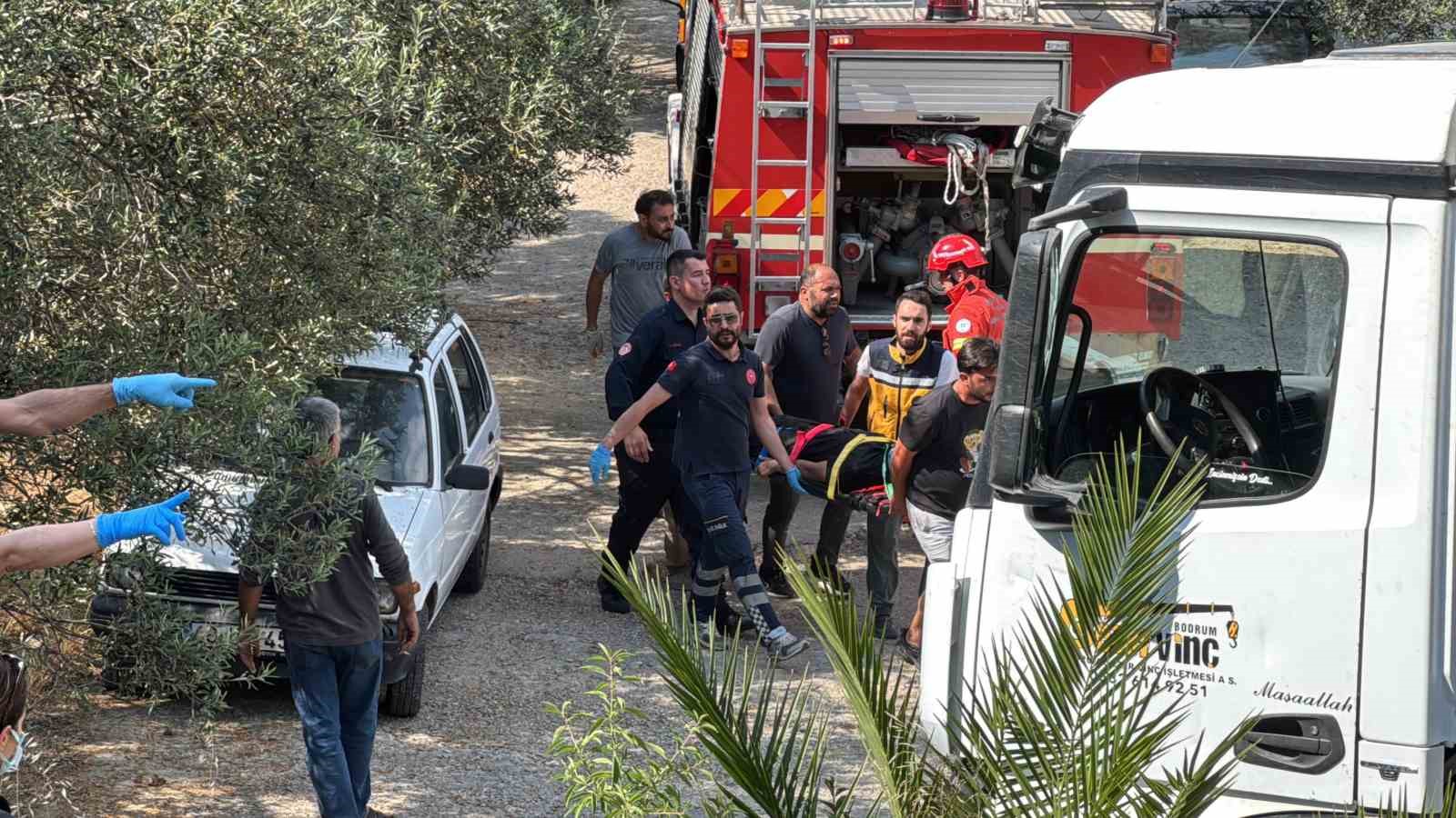 bodrumda devrilen kamyonda sikisan 3 kisi kurtarildi 1 5MAHqbOK