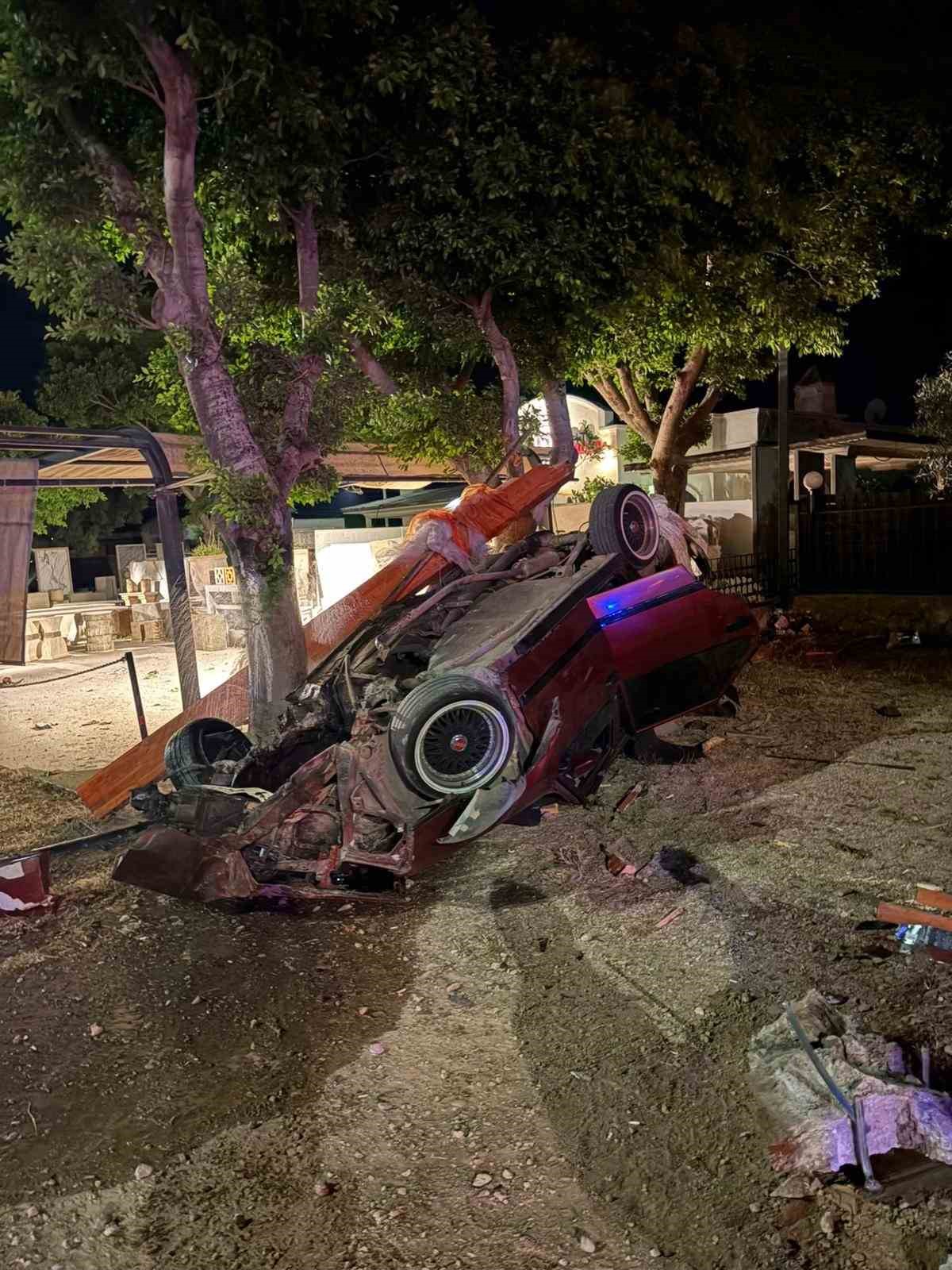 Bodrum’da düğün salonuna dalan otomobilin kaza anı güvenlik kamerasına yansıdı 6 bodrumda dugun salonuna dalan otomobilin kaza ani guvenlik kamerasina yansidi 2