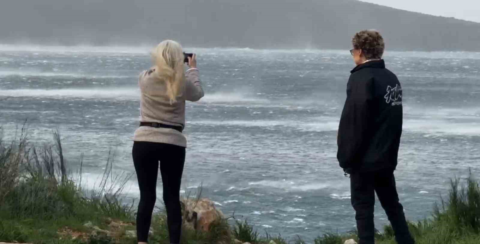 bodrumda firtinada deniz ortasindaki doga olayi gorenleri sasirtti 0