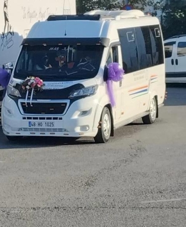 bodrumda-gelin-dolmusu-ilce-sokaklarini-senlik-alanina-cevirdi-YRtuHYw8.jpg
