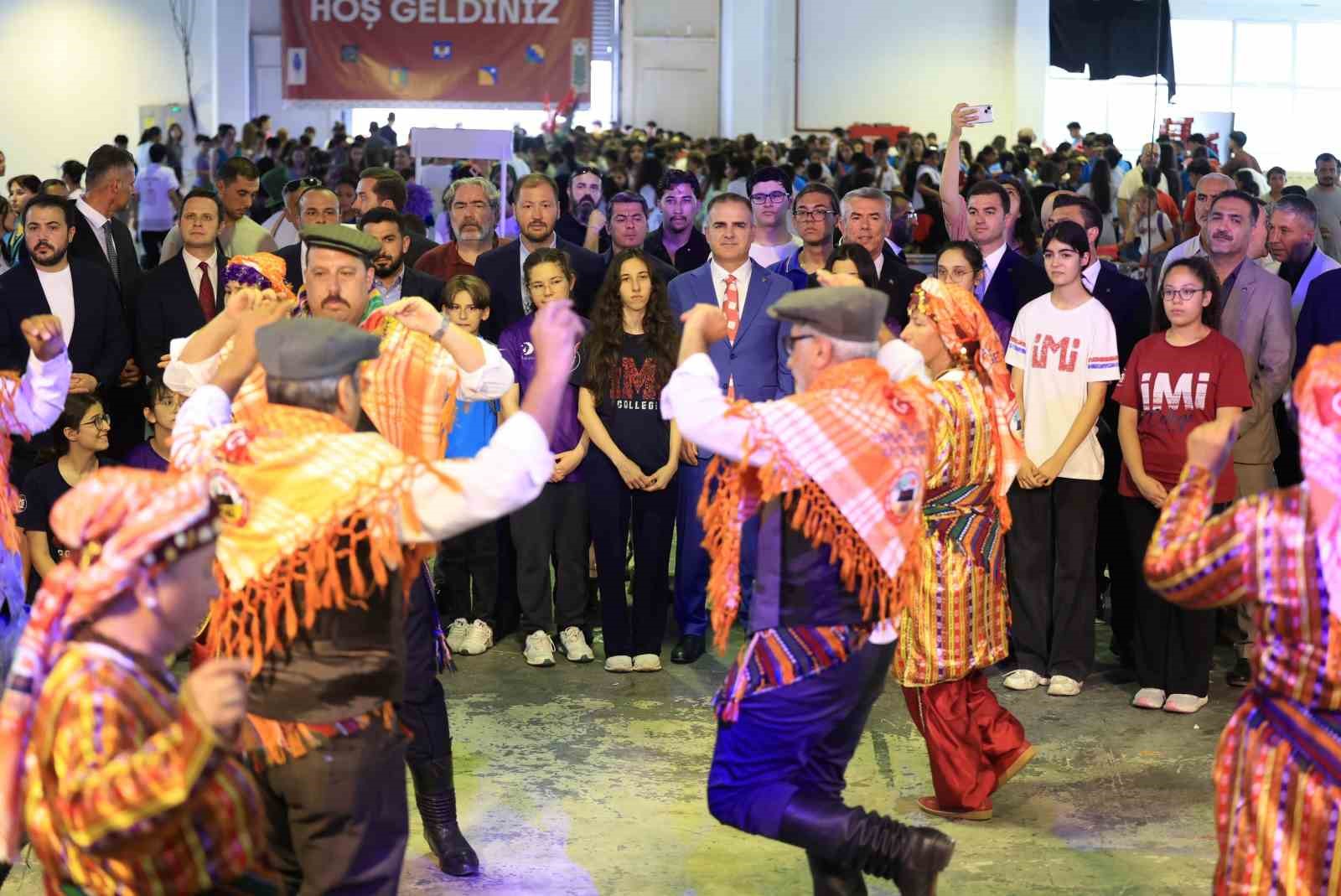 Bodrum’da gençlik seferberliği: "3 bin öğrenci yaz okulunda buluştu" 6 bodrumda genclik seferberligi 3 bin ogrenci yaz okulunda bulustu 2 tlFB9tjL