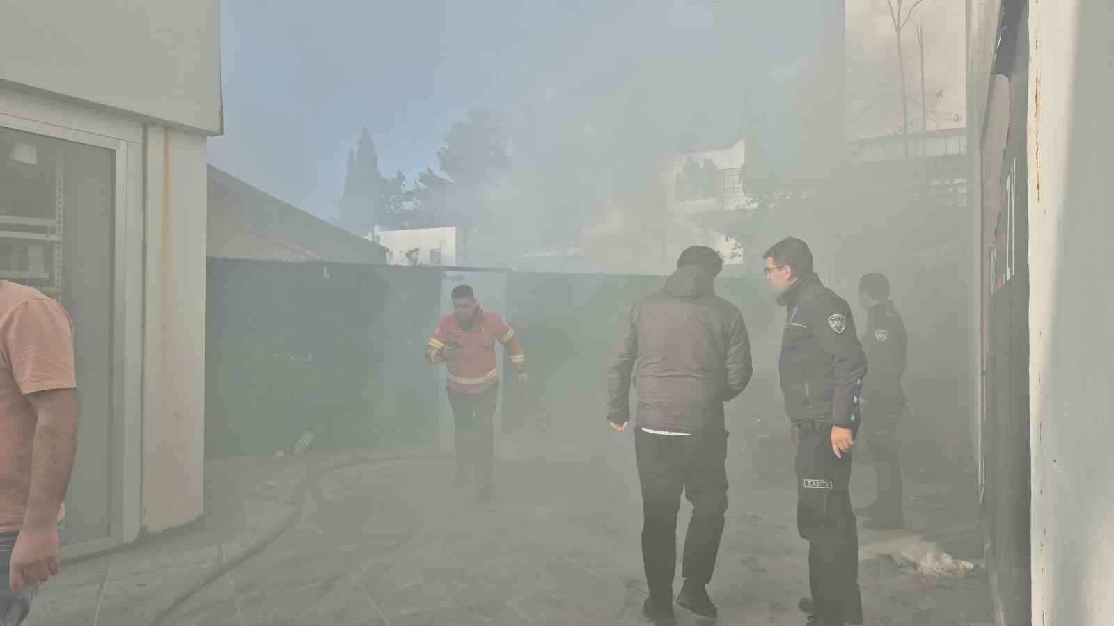 bodrumda giyim magazasinin deposunda yangin panigi 3 NRtRyEEj