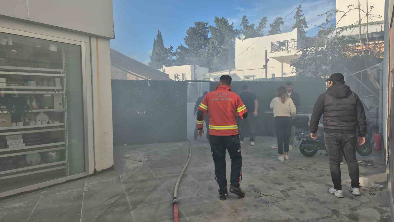 bodrumda giyim magazasinin deposunda yangin panigi 6 6wUmEsSB