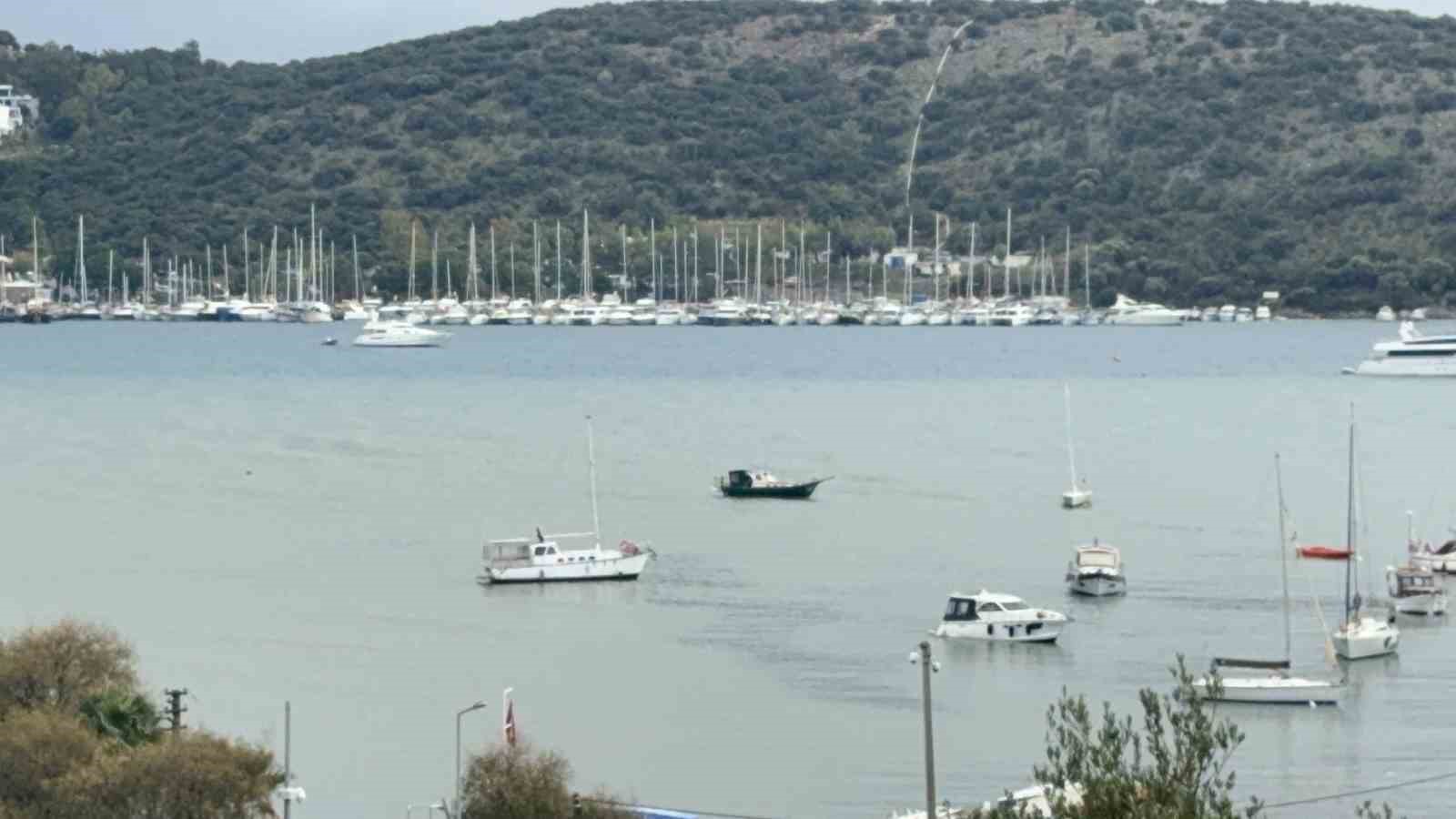 bodrumda saganak sonrasi deniz camura dondu ikiye ayrilan renk gorenleri sasirtti 1 qNJJFTDI