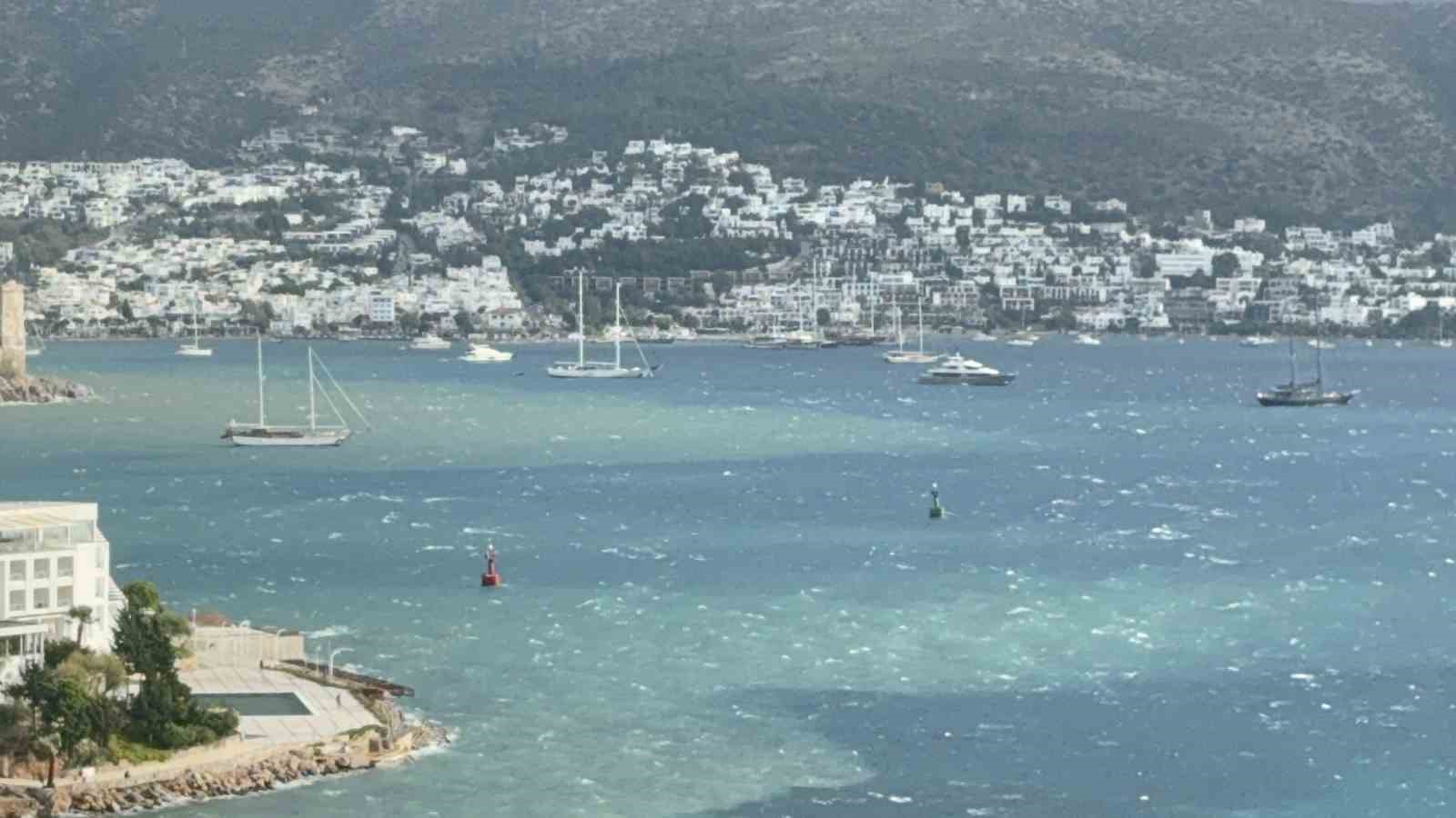 bodrumda saganak sonrasi deniz camura dondu ikiye ayrilan renk gorenleri sasirtti 2 stcv1OnR