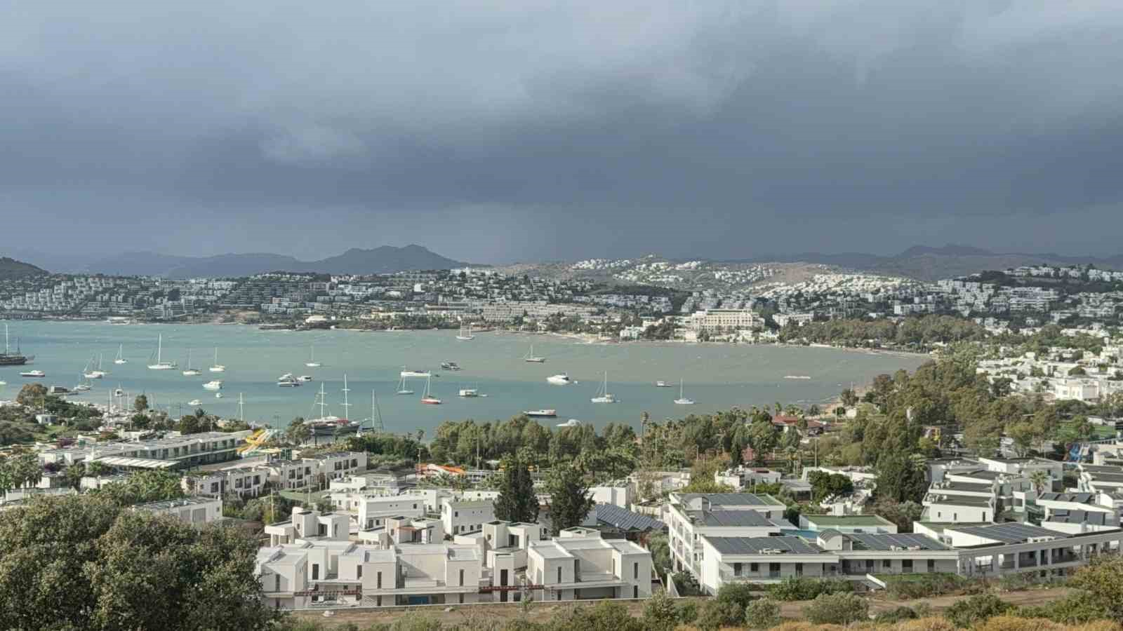 bodrumda saganak sonrasi deniz camura dondu ikiye ayrilan renk gorenleri sasirtti 3 OmVJDif9
