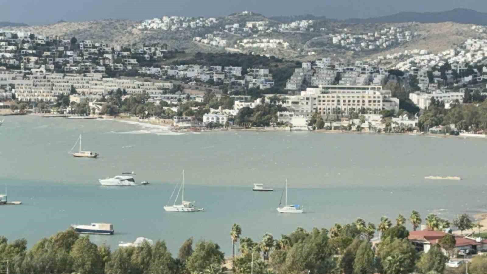bodrumda saganak sonrasi deniz camura dondu ikiye ayrilan renk gorenleri sasirtti 4 DgK4GyNq