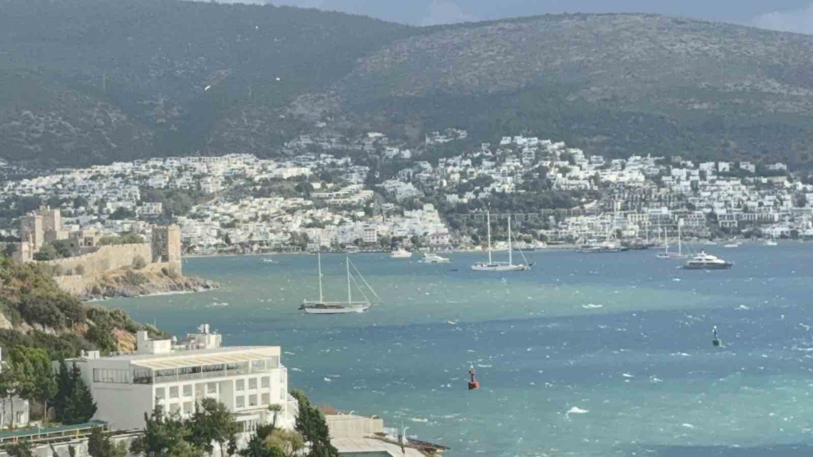 bodrumda saganak sonrasi deniz camura dondu ikiye ayrilan renk gorenleri sasirtti 5 tp3Yewiu