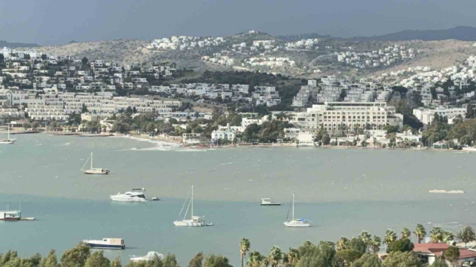 bodrumda saganak sonrasi deniz camura dondu ikiye ayrilan renk gorenleri sasirtti 6 znLzIZJw