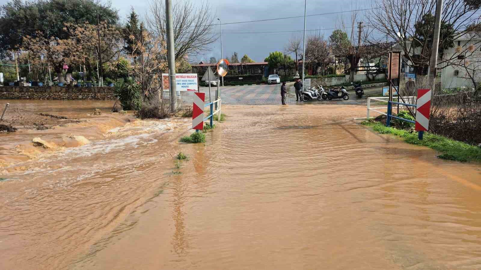 bodrumda saganak yagis etkili oldu is yerlerini su basti 1 Uwl2U7rc