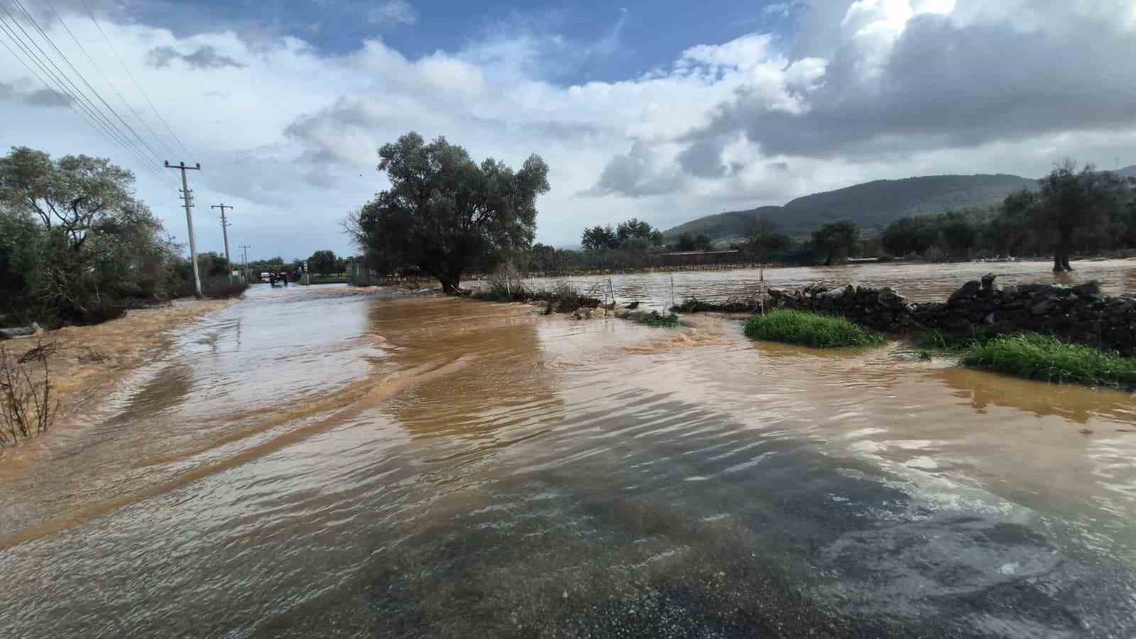 bodrumda saganak yagis etkili oldu is yerlerini su basti 2 Ycy6y73N