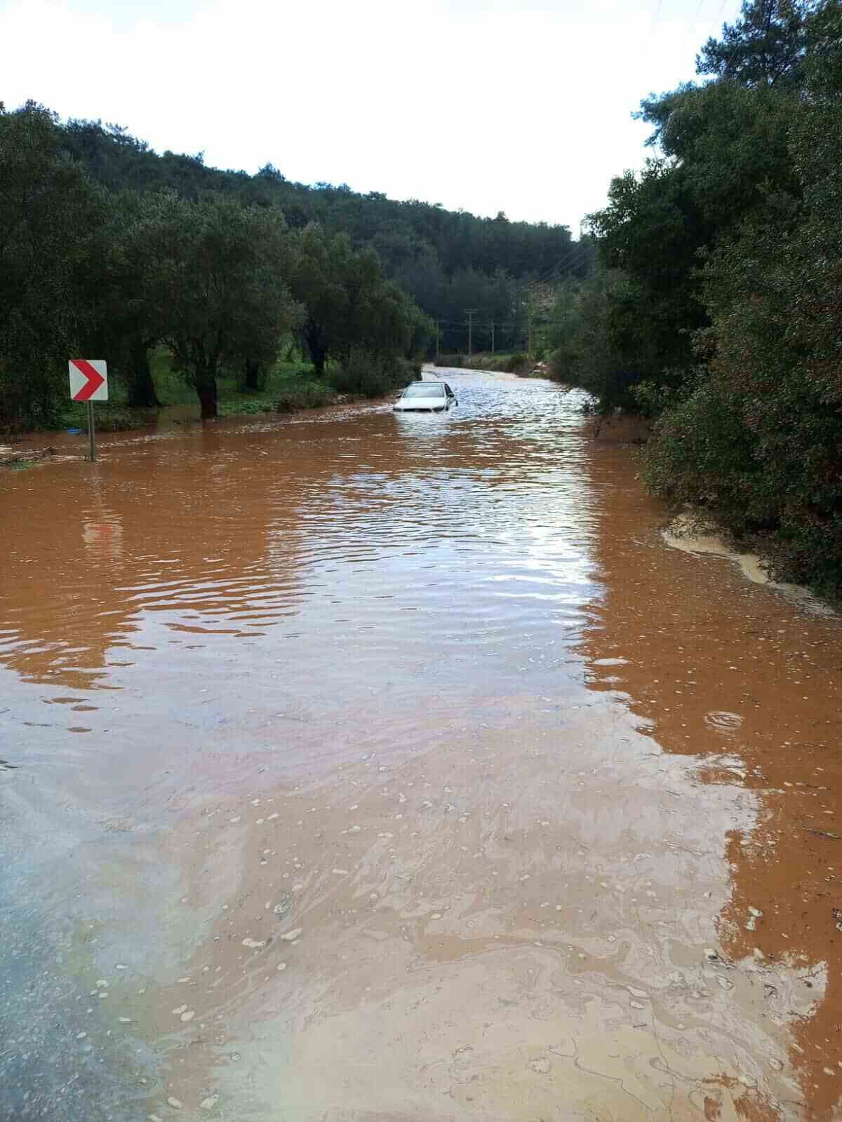 bodrumda saganak yagis etkili oldu is yerlerini su basti 5 XYuazKVv
