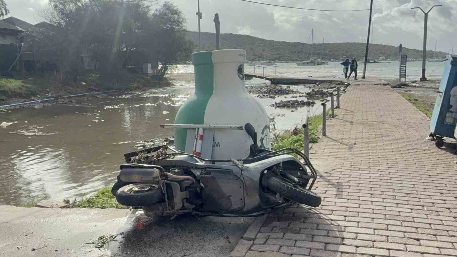 bodrumda selin ardindan firtina tekneler karaya oturdu denizin rengi degisti 0 IHcHeGyr