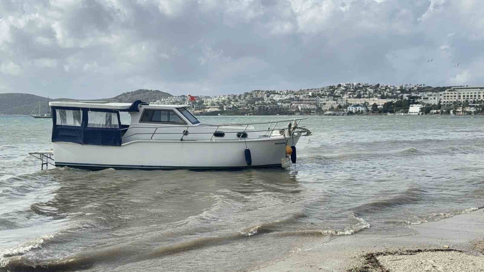 bodrumda selin ardindan firtina tekneler karaya oturdu denizin rengi degisti 2 UcJyaClR