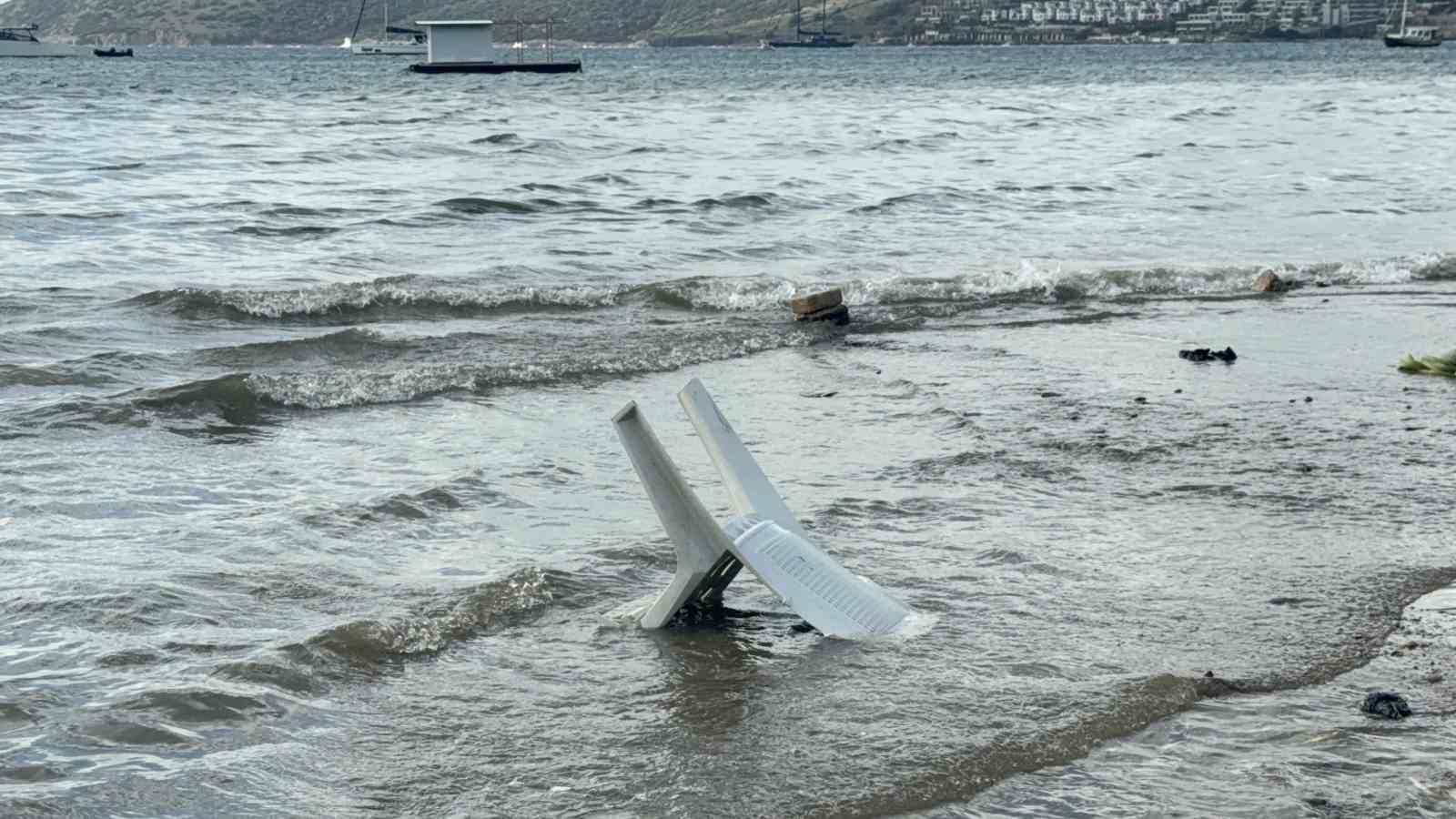 bodrumda selin ardindan firtina tekneler karaya oturdu denizin rengi degisti 3 cFNmf7nJ