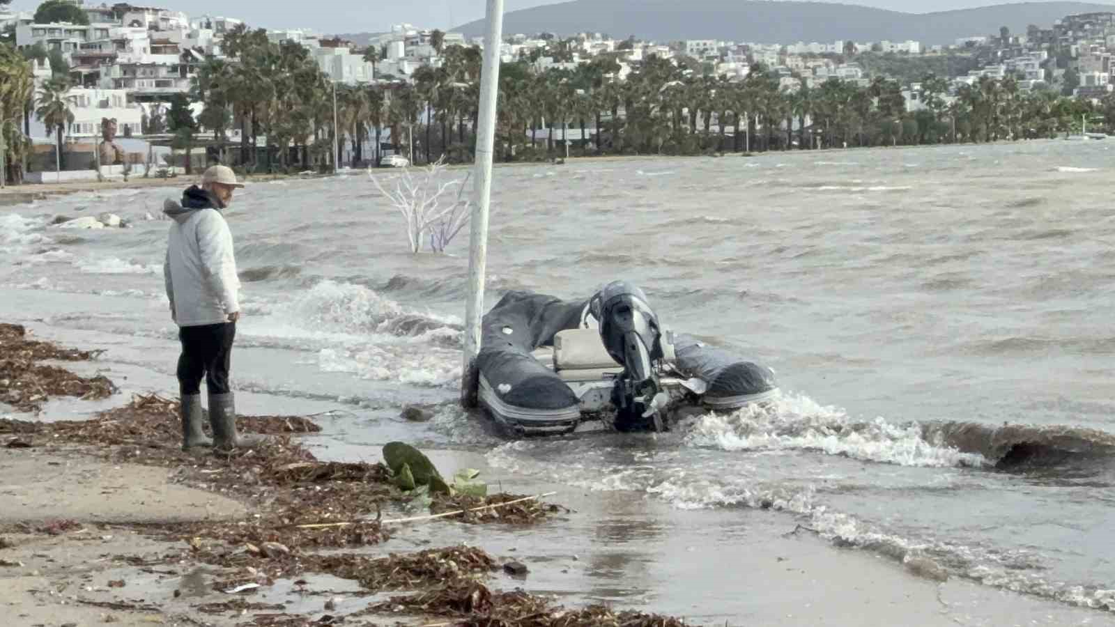bodrumda selin ardindan firtina tekneler karaya oturdu denizin rengi degisti 6 4HajTbPO
