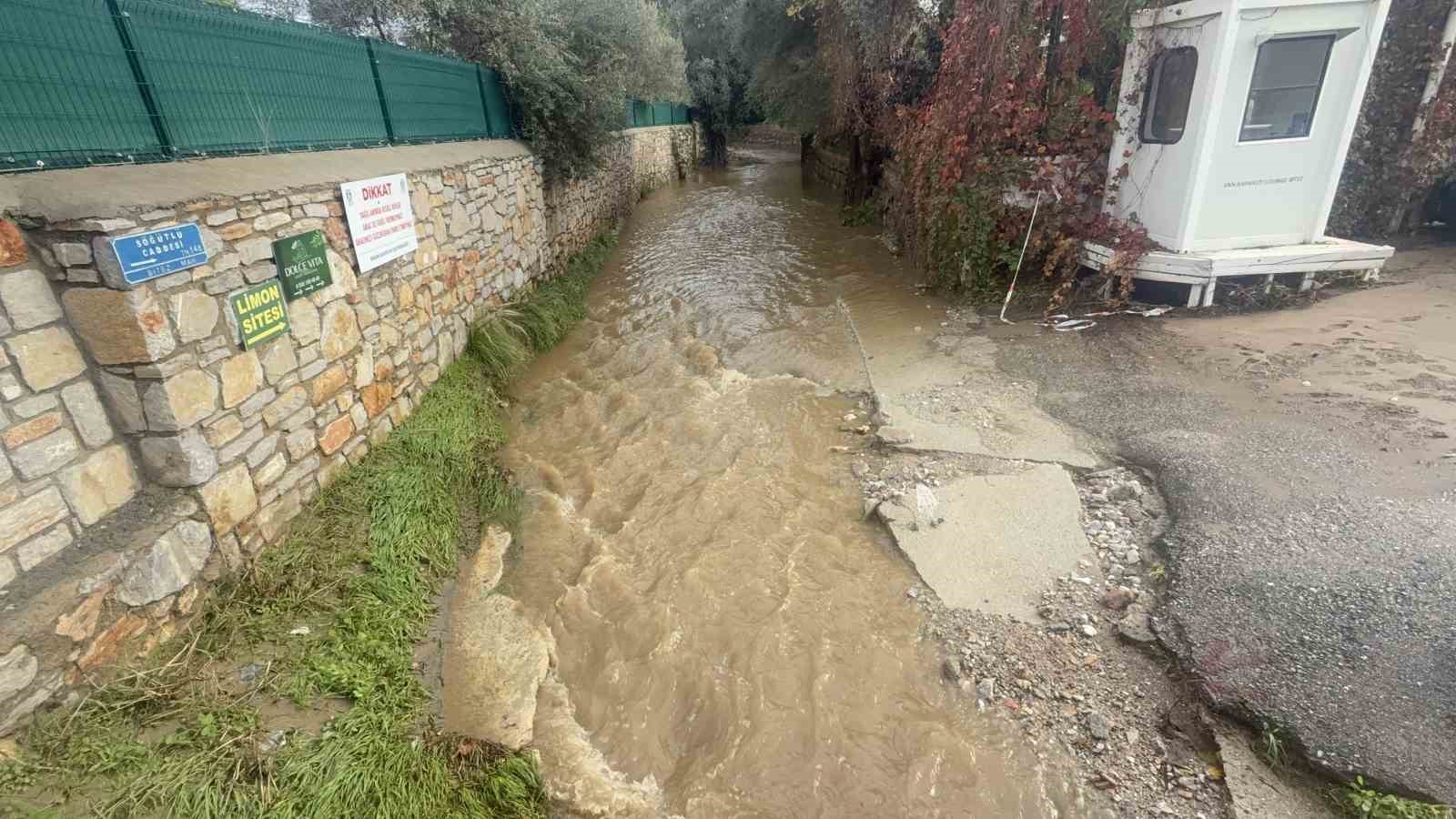 bodrumda selin ardindan firtina tekneler karaya oturdu denizin rengi degisti 8 YFq82yaK