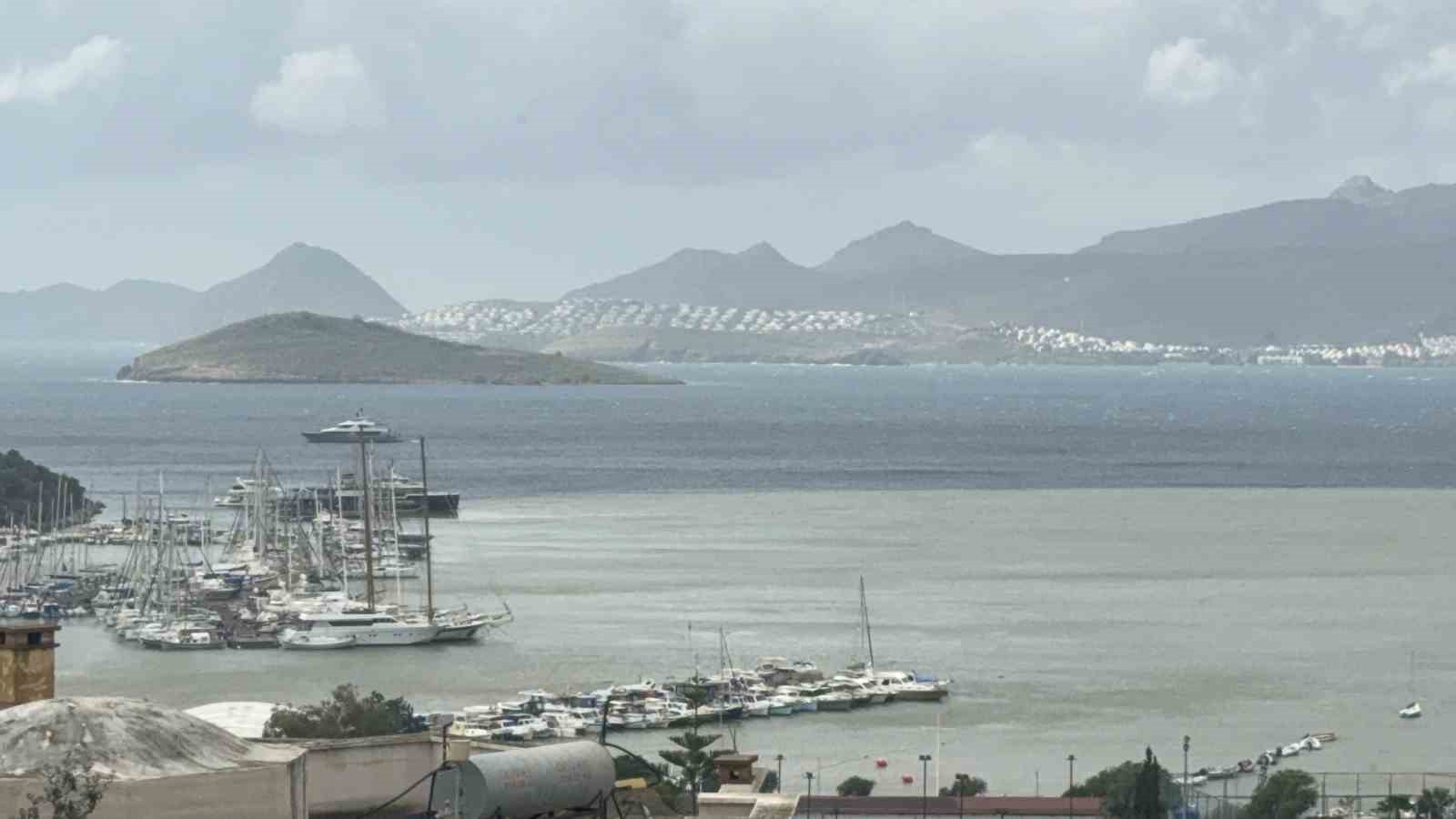 bodrumda selin ardindan firtina tekneler karaya oturdu denizin rengi degisti 9 IVBrB5WT