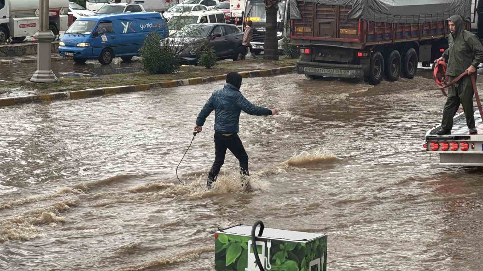 Bodrumda sokaklar göle döndü araçlar sular altında kaldı 6 bodrumda sokaklar gole dondu araclar sular altinda kaldi 2 aM9e2jsV