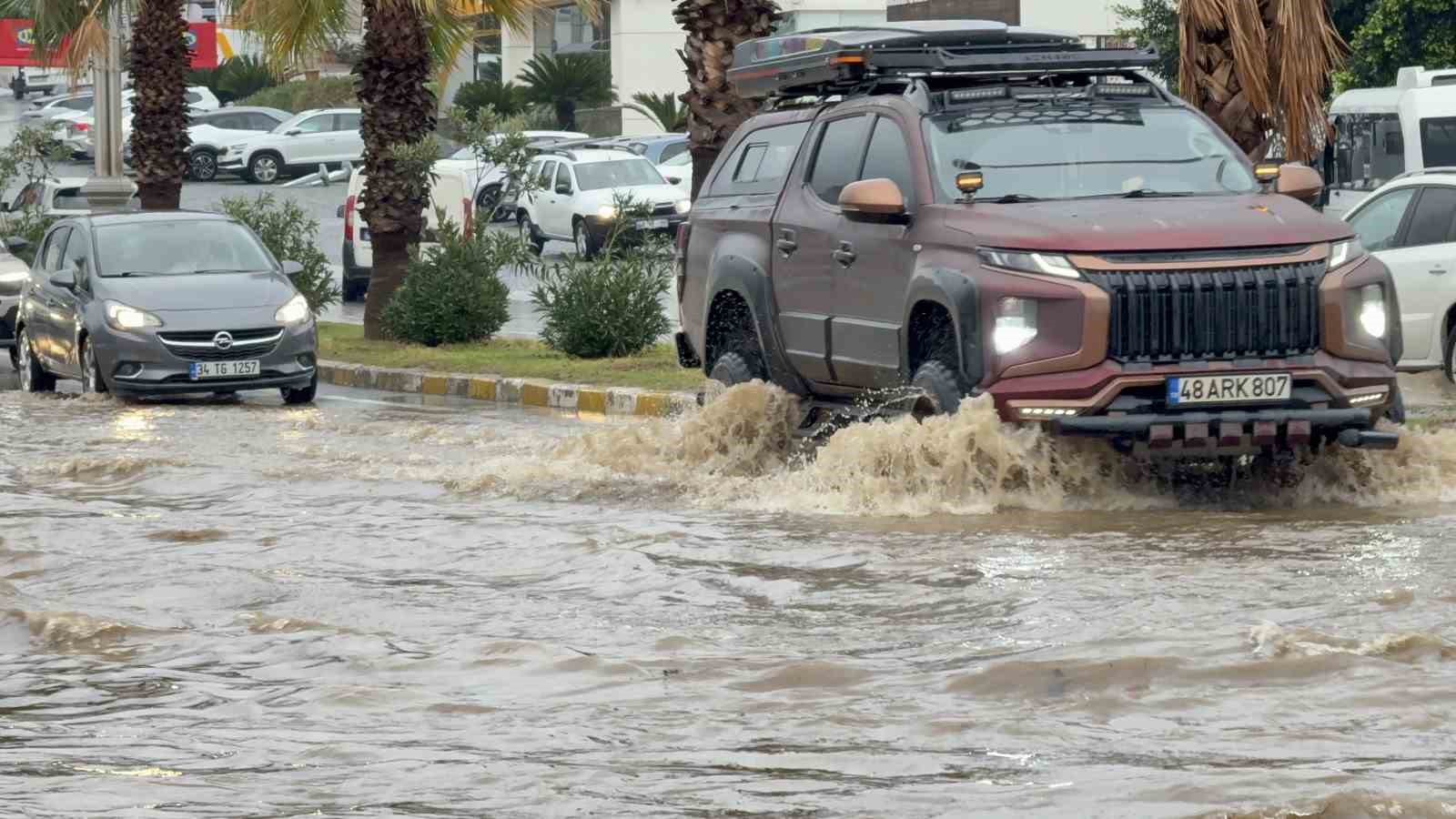 Bodrumda sokaklar göle döndü araçlar sular altında kaldı 7 bodrumda sokaklar gole dondu araclar sular altinda kaldi 3 dXtSiISm